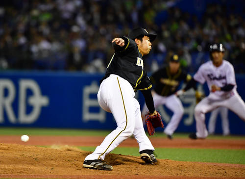 ヤクルト対阪神　8回裏ヤクルト無死一、二塁、青木に中前打を許す福永（撮影・清水貴仁）