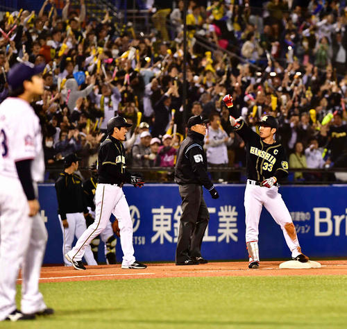 ヤクルト対阪神　8回表阪神2死一、二塁、代打糸原（右）は2点右適時三塁打を放つ（撮影・小沢裕）