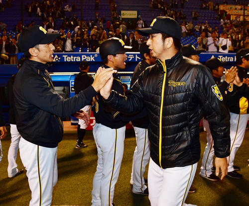 ヤクルト対阪神　12回引き分けとなり、藤川（右）らを出迎える矢野監督（撮影・清水貴仁）