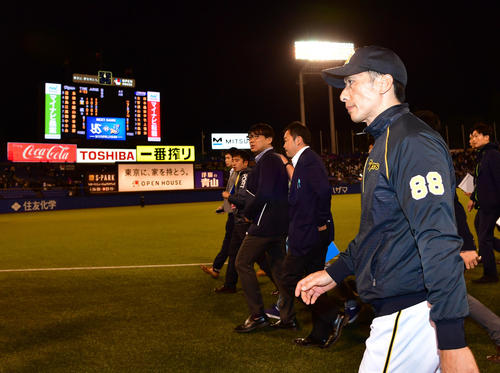 ヤクルト対阪神　12回引き分けに終わり、引き揚げる矢野監督（撮影・清水貴仁）