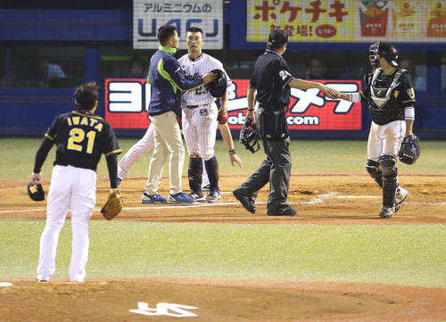 ヤクルト対阪神　6回裏ヤクル2死、頭に死球を受け、岩田（手前）をにらみ付ける青木（撮影・狩俣裕三）