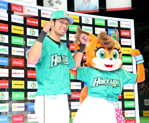 日本ハム対オリックス　お立ち台でガッツポーズの大田（撮影・黒川智章）