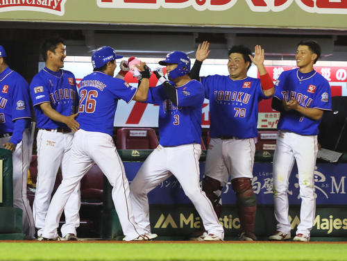 楽天対ソフトバンク　8回裏楽天無死、左越え本塁打を放った渡辺直（中央左）をタッチで迎える浅村（中央）ら（撮影・足立雅史）