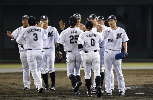 西武対ロッテ　西武に勝利し、ハイタッチを交わすロッテナイン（撮影・鈴木みどり）