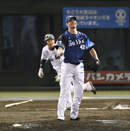 西武対ロッテ　11回表ロッテ1死二塁、高浜に左適時二塁打を浴びるマーティン（撮影・鈴木みどり）