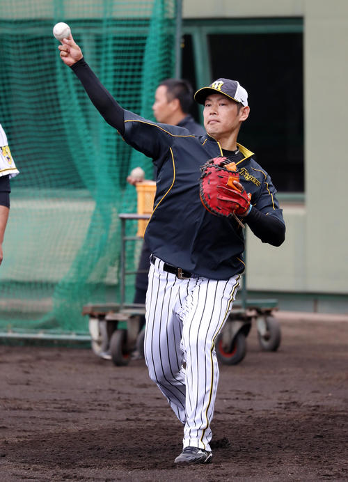 練習でキャッチボールする原口（撮影・加藤哉）
