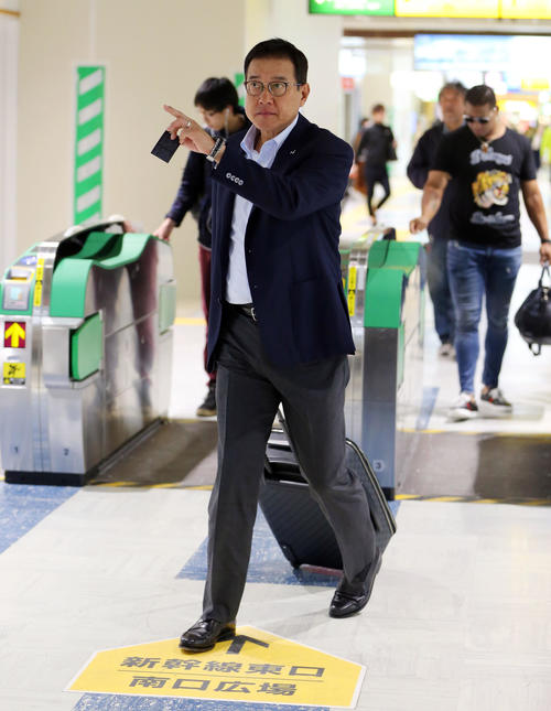 新潟駅で東京行の新幹線乗り場に向かう巨人原監督（撮影・垰建太）