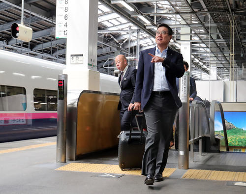 新潟駅から東京に向かう巨人原監督（撮影・垰建太）
