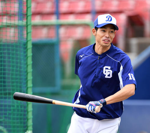 笑顔で打撃練習を行う又吉（撮影・前岡正明）
