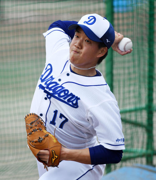 ブルペンで投げ込む柳（撮影・前岡正明）