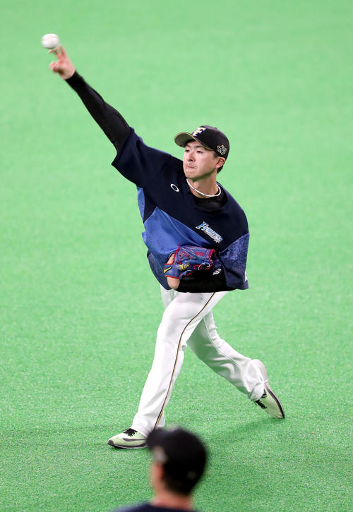 試合前、キャッチボールをする日本ハム上沢（撮影・佐藤翔太）