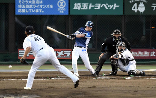 西武対楽天　1回裏西武1死二塁、先制の右前適時打を放つ源田。投手岩下（撮影・鈴木みどり）