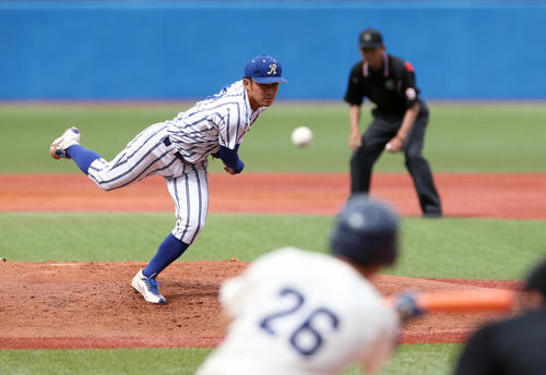 立正大対東洋大　先発の立正大・糸川（左）（撮影・大野祥一）