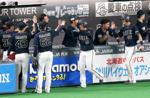 日本ハム対オリックス　3回表オリックス2死二塁、先制となる左越え2点本塁打を放ちチームメートに出迎えられる大城（中央）（撮影・佐藤翔太）