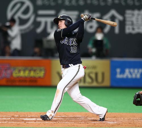 日本ハム対オリックス　3回表オリックス2死二塁、左越え2点本塁打を放つ大城（撮影・黒川智章）