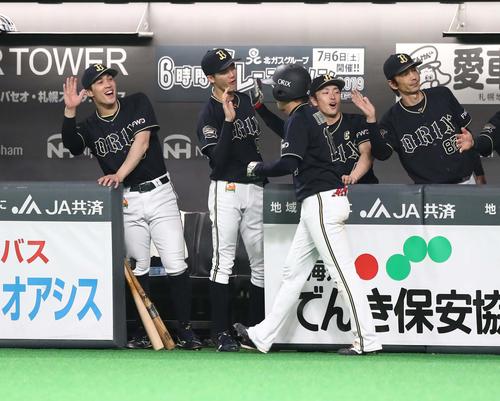 日本ハム対オリックス　3回表、2点本塁打を放った大城を出迎えるナイン（撮影・黒川智章）