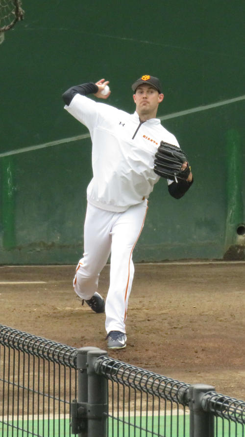 ブルペン投球を行う巨人ヤングマン（撮影・桑原幹久）