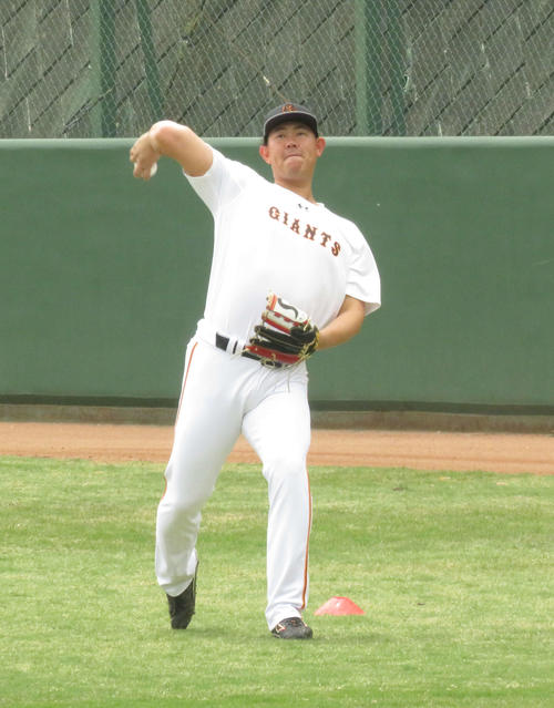 キャッチボールをする巨人山口（撮影・桑原幹久）