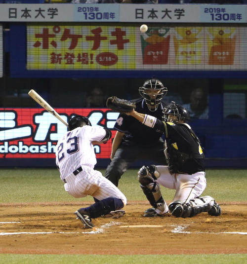 5月8日頭に死球を受けたヤクルト青木宣親