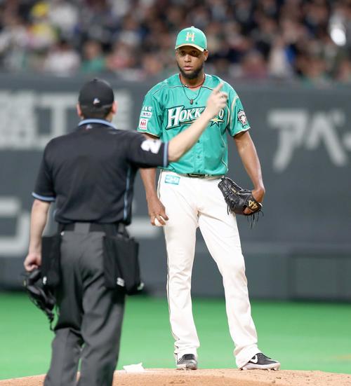 日本ハム対オリックス　6回表オリックス2死、福田の頭部付近への死球で危険球退場を宣告されるロドリゲス（撮影・黒川智章）