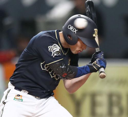 日本ハム対オリックス　6回表オリックス2死、福田の頭部付近へ死球が当たる