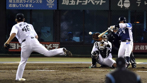 5回裏西武無死、プロ初安打となる右二塁打を放つ山野辺。投手岩下（撮影・鈴木みどり）