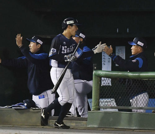西武対ロッテ　5回裏西武1死満塁、山川の右2点適時二塁打で生還した三塁走者山野辺（中央）は辻監督とハイタッチ（撮影・鈴木みどり）