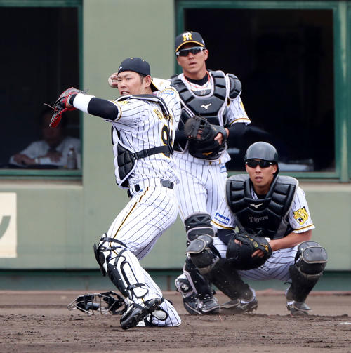 ウエスタン・リーグ阪神対中日　試合前のシートノックで二塁へ送球する原口（撮影・加藤哉）