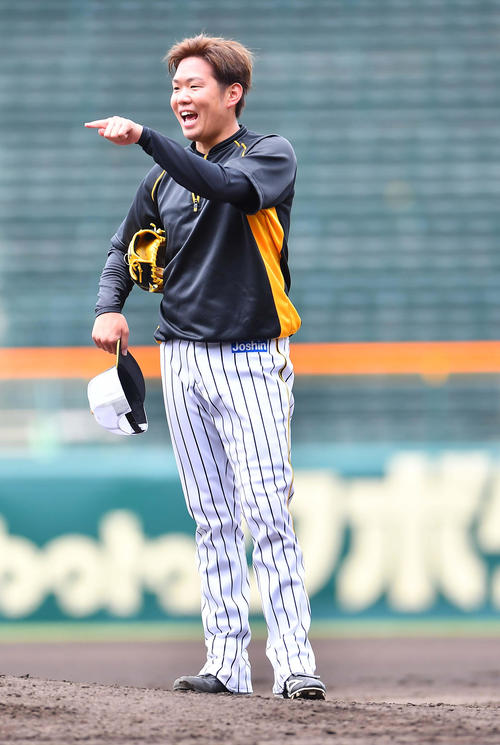 投内連係プレーでミスした青柳に向かって指をさし指摘する西（撮影・上田博志）