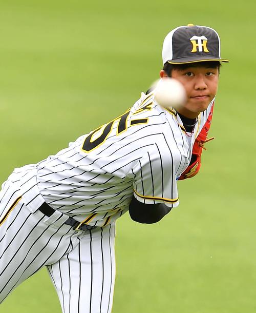 真剣な表情でキャッチボールする才木（撮影・上田博志）
