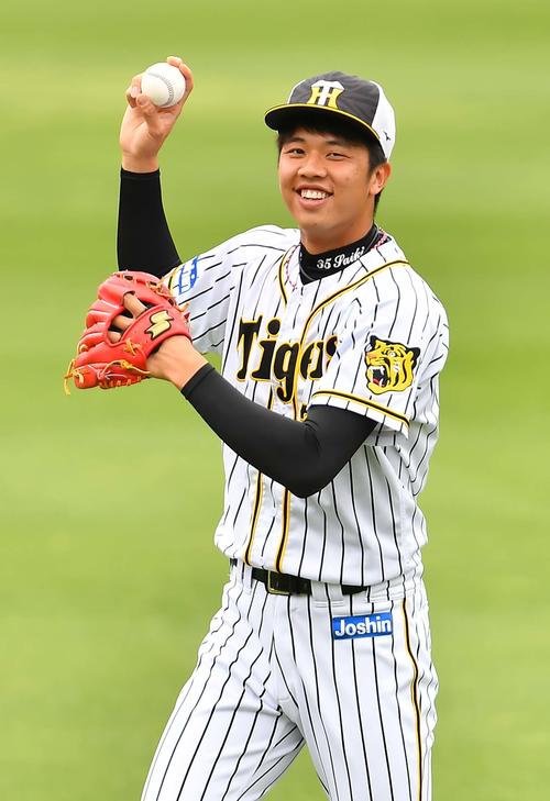 笑顔を見せながらキャッチボールする才木（撮影・上田博志）