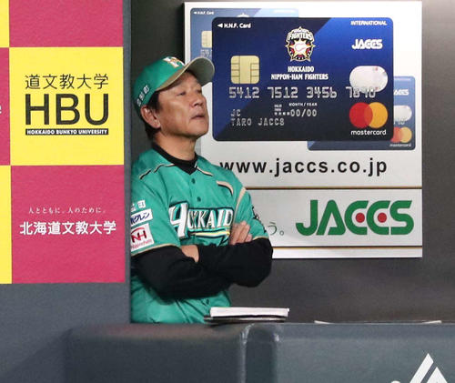 日本ハム対オリックス　ベンチで渋い表情の栗山監督（撮影・黒川智章）