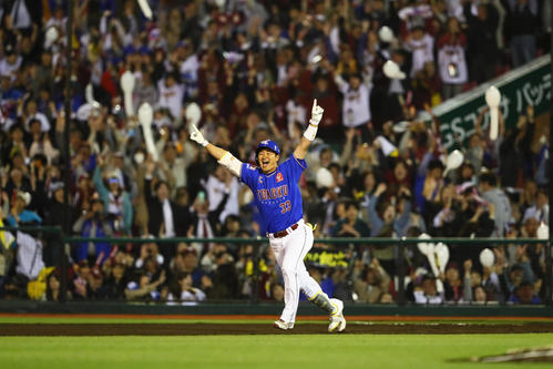 楽天対ソフトバンク　9回裏楽天無死一、二塁、サヨナラ右前適時打を放ち大喜びの銀次（撮影・足立雅史）