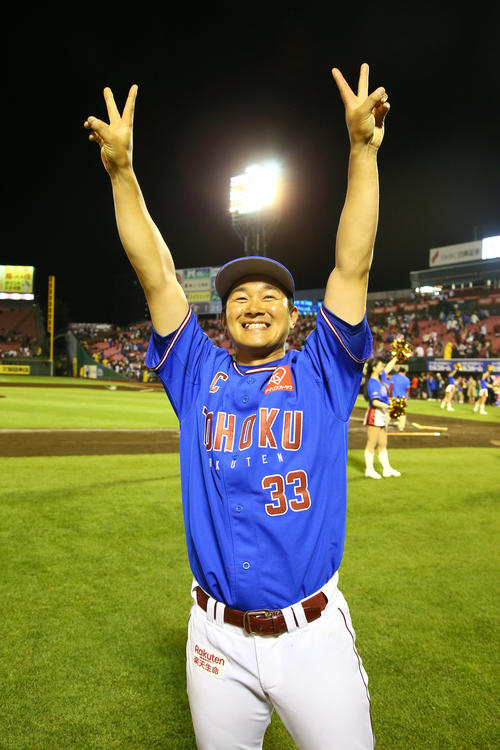 楽天対ソフトバンク　2戦連続のサヨナラ勝ちを収め、スタンドの歓声にピースサインで応える楽天銀次（撮影・足立雅史）