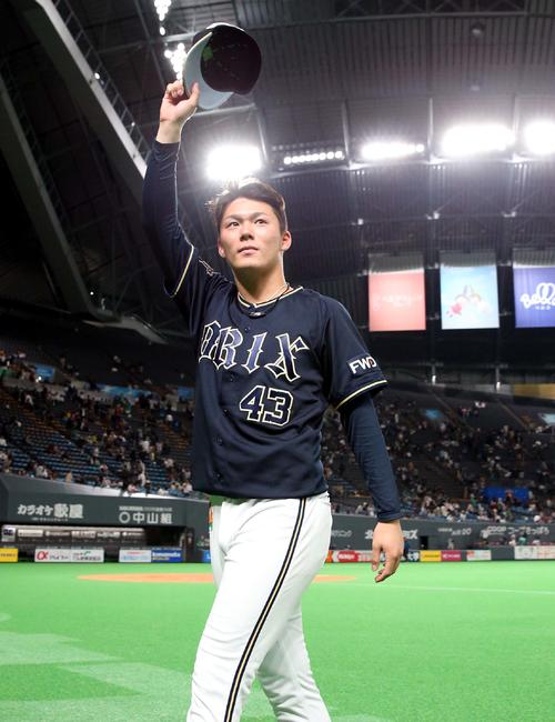 2勝目を挙げスタンドの声援に応える山本（撮影・黒川智章）