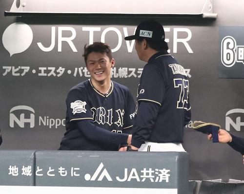 日本ハム対オリックス　7回を投げ1失点の山本（左）は高山コーチと笑顔で握手する（撮影・黒川智章）