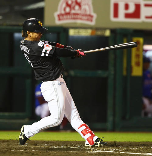 楽天対ソフトバンク　3回表ソフトバンク1死二塁、左前適時打を放つ今宮（撮影・足立雅史）