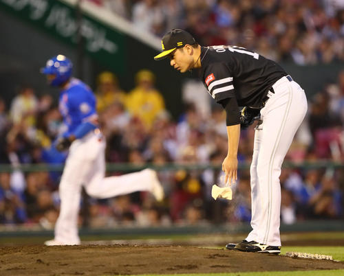 楽天対ソフトバンク　2回裏楽天2死一塁、ブラッシュ（左）に左越え2点本塁打を浴びる大竹（撮影・足立雅史）