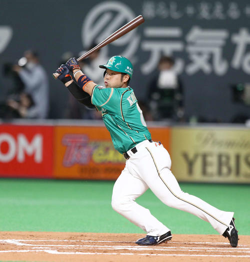 日本ハム対オリックス　6回裏日本ハム2死二塁、中前適時打を放つ近藤（撮影・黒川智章）