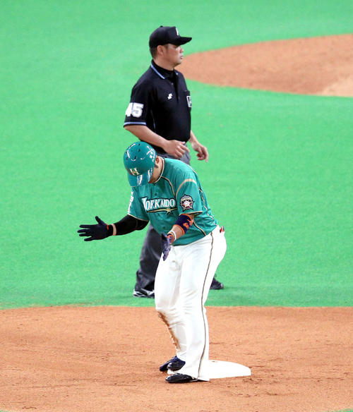 日本ハム対オリックス　6回裏日本ハム2死二塁、適時二塁打を放ち手を叩く近藤（撮影・佐藤翔太）