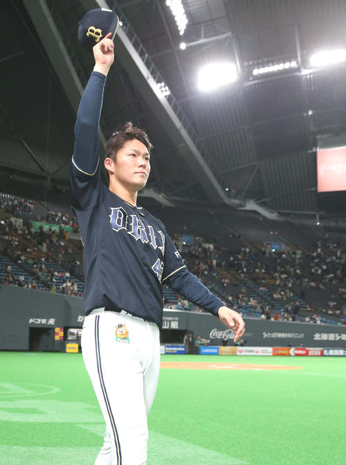 日本ハム対オリックス　スタンドの声援に応える山本（撮影・黒川智章）