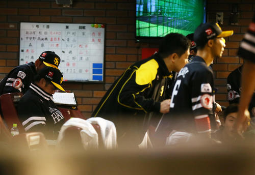 楽天対ソフトバンク　ベンチでうつむくソフトバンク工藤監督（左から2人目）（撮影・足立雅史）