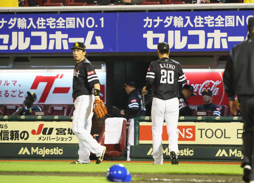楽天対ソフトバンク　2戦連続のサヨナラ負けを喫し、引き揚げる甲斐野（右）、松田宣らソフトバンクナイン（撮影・足立雅史）