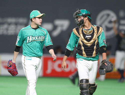 日本ハム対オリックス　堀（左）と話す郡（撮影・黒川智章）