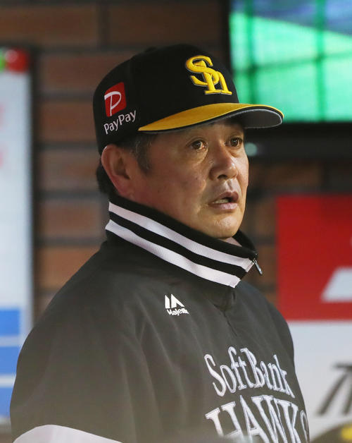 楽天対ソフトバンク　試合を見つめるソフトバンク工藤監督（撮影・足立雅史）