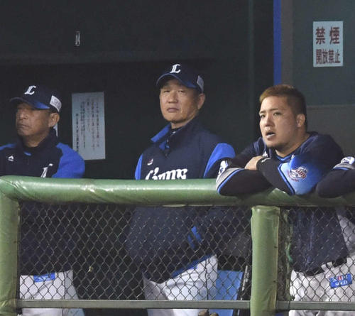 西武対ロッテ　ベンチで険しい表情の西武辻監督（中央）。右は山川（撮影・鈴木みどり）