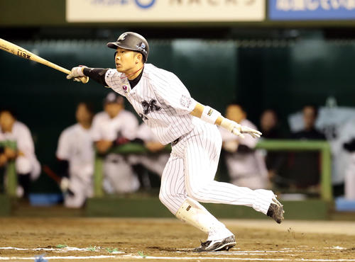 西武対ロッテ　11回表ロッテ1死二塁、高浜は左に勝ち越し適時二塁打を放つ（撮影・浅見桂子）