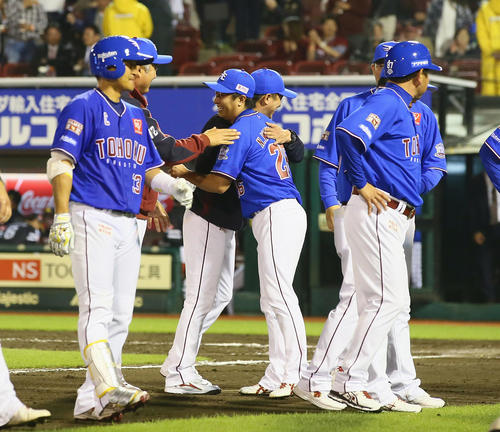 楽天対ソフトバンク　8回同点弾の楽天渡辺直（中央右）と抱き合って喜ぶ平石監督（同左）（撮影・足立雅史）