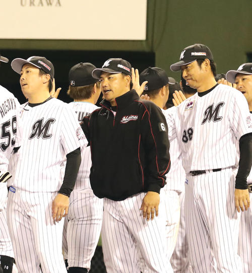 西武対ロッテ　11回延長の末、勝利し、笑顔でハイタッチする井口監督（中央）ら（撮影・浅見桂子）