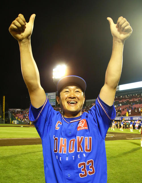 楽天対ソフトバンク　2戦連続のサヨナラ勝ちを飾り笑顔で声援に応える楽天銀次（撮影・足立雅史）
